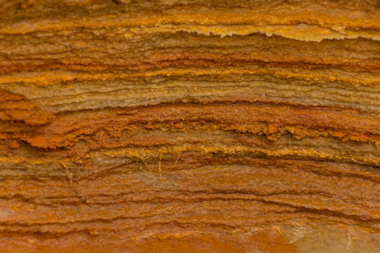 pedra porosa e antiderapante com sulcos e desenhos abstratos