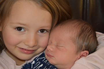 la fillette et le bébé