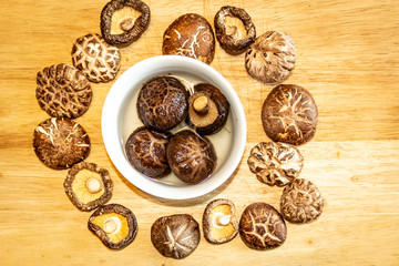 Cooked and uncooked Chinese mushroom in comparison