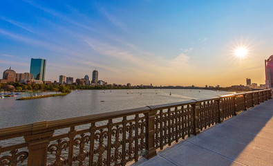 Obraz premium Panoramic view of Boston downtown and historic center from the landmark Longfellow bridge over Charles River