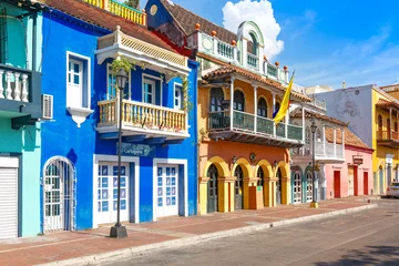 Foto op Canvas Cartagena, Colombia - 18 december 2019: schilderachtige kleurrijke straten van Cartagena in de historische wijk Getsemani in de buurt van de ommuurde stad (Ciudad Amurallada) © eskystudio