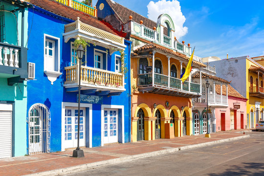 Fototapeta Cartagena, Colombia – 18 December, 2019: Scenic colorful streets of Cartagena in historic Getsemani district near Walled City (Ciudad Amurallada)