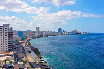 Rolgordijnen EL Malecon (Avenida de Maceo), een brede historische esplanade die zich uitstrekt over 8 km langs de kust in Havana langs de belangrijkste toeristische attracties van de stad © eskystudio