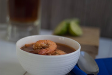 caldo de camarón acompañado con limón