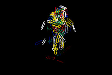 Fliegende Büroklammern