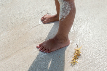 pies de niña pequeña hundiéndose en arena húmeda. Bebé dejando huella en la playa. Bebé jugando en la arena en un día soleado