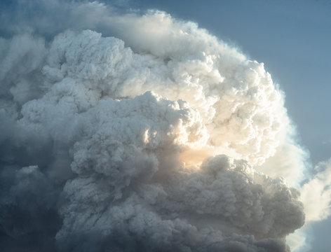 Pyro-cumulonimbus formed over the Currowan fire just before the southerly hit around 19:30-20:00. these photos was taken at Fitzroy falls looking towards nowra and kangaroo valley, NSW, Australia. 