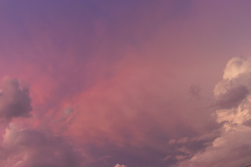 cielo con nubes puesta de sol con colores rosas, morados y lilas