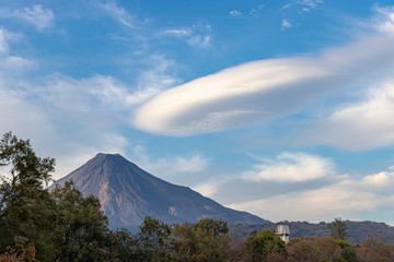 Fototapeta premium Vista panorámica del Volcán de Colima con nubes y cielo azul