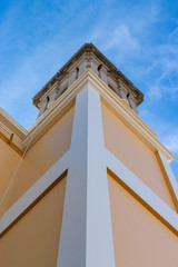 arquitectura y extracto de edificios antiguos con cielo azul 