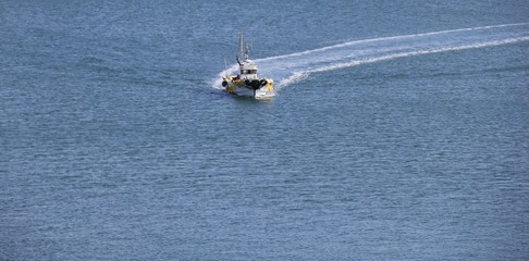 航跡をつけながら進む船