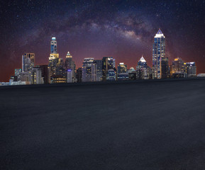 Obraz premium Side view asphalt road near the modern city