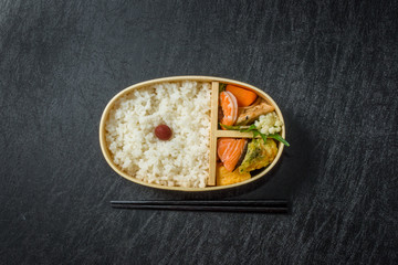 おべんとう　Japanese style famous lunch box (bento)