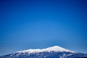 Fototapeta na wymiar 青空の雪山