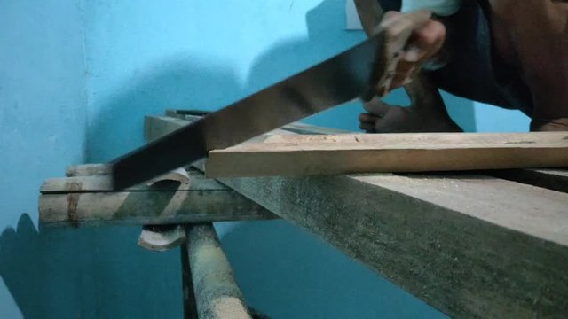 the sawing process of melinjo wood is white by umountsing a hand-sawed saw for mounting the above and before it is installed so that the wood is stuck in the drill first and then nailed by the builder