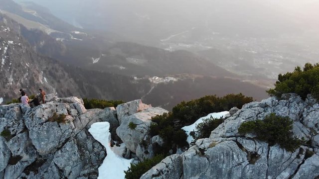 Gruppe M&auml;nner raucht Zigarren w&auml;hrend Sonnenuntergang auf dem  Eagles Nest, Kehlsteinhaus, Berchtesgaden Germany