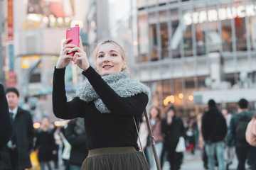 Fototapeta premium 日本・東京・渋谷を観光する女性