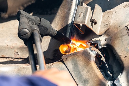 Oxy-Fuel Cutting Torch to cutting car for metal recycling