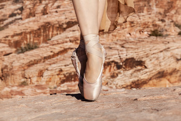 Closeup of balerina’s legs in pointes up on the mountain, dancer’s legs © photobyevgeniya