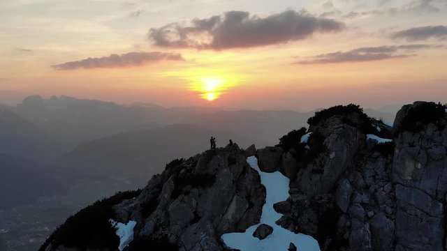 Gruppe M&auml;nner auf Berggipfel beim Sonnenuntergang  am Eagles Nest, Kehlsteinhaus, Berchtesgaden Germany