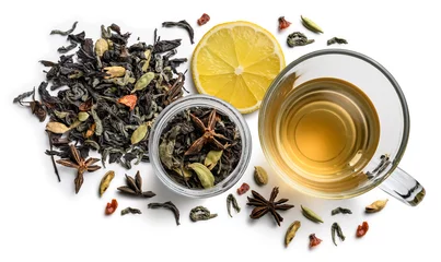 Foto op Plexiglas Thee assortiment Groene thee met natuurlijke smaken en een kopje. Bovenaanzicht op witte achtergrond