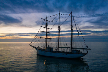 Obraz premium Le Marité aux Grandes Dalles, un bateau à voiles en Normandie sur la mer au crépuscule