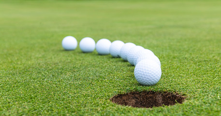 Der Ball muss zielsicher ins Loch 