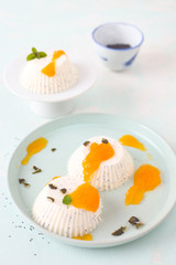 Mohn- Panna cotta mit Aprikosenpüree	