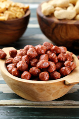 assortimento di arachidi dolci e salate sfondo verde rustico