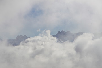 Alpen und Alpengipfel in den Wolken
