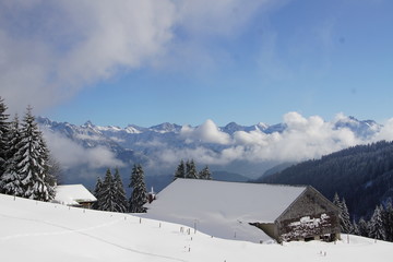Alpen Panorama im Winter mit Sonne Schnnee und blauem Himmel