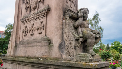 Obraz premium Child with skull in the St. John's cemetery in Nuremberg