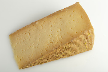 Forme di formaggio su sfondo bianco