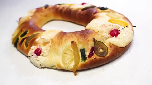 7 Deliciosa rosca de reyes celebrando el 6 de enero en latinoamerica. Reyes Magos. Pan dulce.
8. Delicious rosca de reyes celebrating January 6 in Latin America. Magi. Sweet bread.