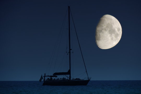 notte in barca illuminata dalla luna