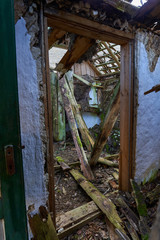 Fototapeta na wymiar Ruined house in the countryside