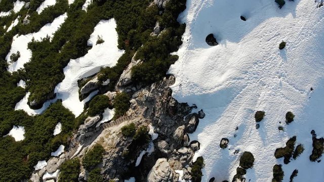 Wanderer geht durch Schnee auf dem Gipfel des Eagles Nest, Kehlsteinhaus, Berchtesgaden Germany
