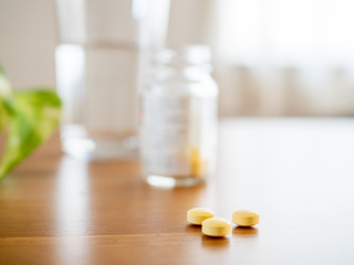 テーブルの上の錠剤