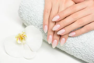 Foto op Plexiglas Nagels manicure met vijl. Vrouw mooie nagelverzorging. na het vullen. © Milan