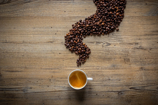 tazzina di caffe espresso con vapore fatto con chicchi di caffe vista dall'alto