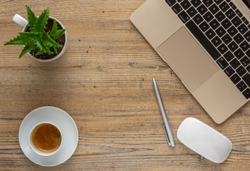 vista dall'alto di scrivania con computer, mouse, caffe espresso, stilografica e pianta grassa