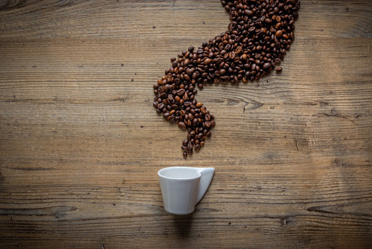 tazzina di caffe espresso con vapore fatto con chicchi di caffe vista dall'alto