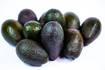 Avocado auf weißem Hintergrund