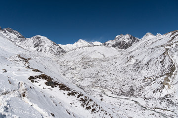 De Gokyo-vallei met de Cho Oyu-piek op 8188m in de Himalaya in de Khumbu-regio in Nepal.