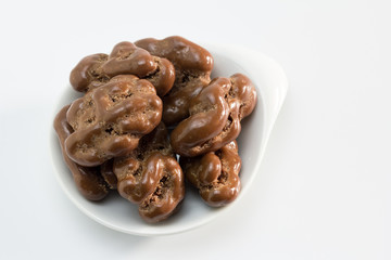 nueces cubiertas con chocolate con leche