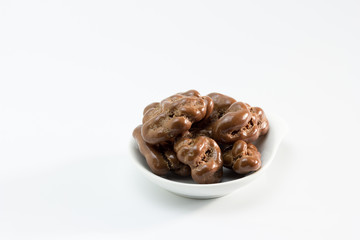 nueces cubiertas con chocolate con leche