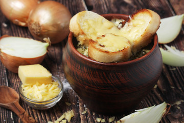 A ceramic pot with French onion soup	