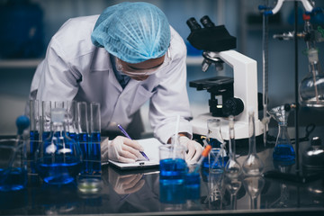 Fototapeta premium Badacze opieki zdrowotnej pracujący w laboratorium nauk przyrodniczych
