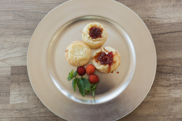 Goat curl puff pastry with caramelized pepper.