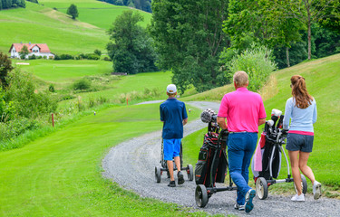 Familie unterwegs auf dem Golfplatz